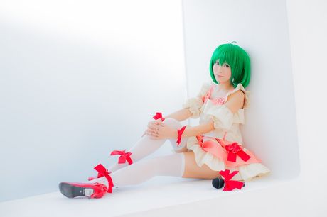 Sexet asiatisk teenager Yuki Mashiro viser sine små bryster og poserer i strømpebukser