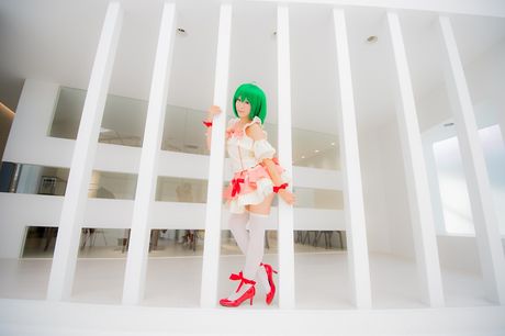 Sexet asiatisk teenager Yuki Mashiro viser sine små bryster og poserer i strømpebukser