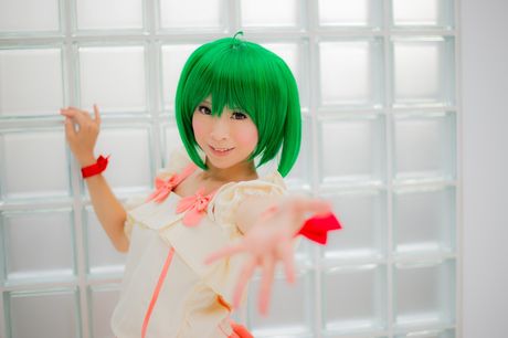 Sexet asiatisk teenager Yuki Mashiro viser sine små bryster og poserer i strømpebukser