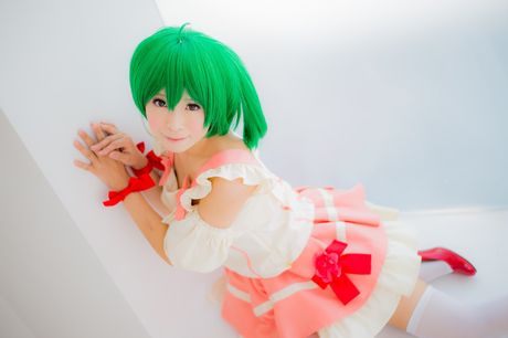 Sexet asiatisk teenager Yuki Mashiro viser sine små bryster og poserer i strømpebukser