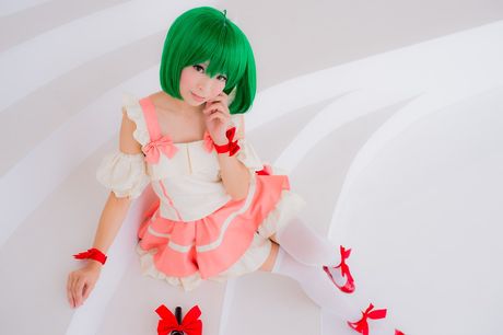 Sexet asiatisk teenager Yuki Mashiro viser sine små bryster og poserer i strømpebukser