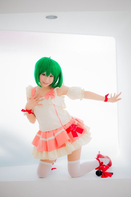 Sexet asiatisk teenager Yuki Mashiro viser sine små bryster og poserer i strømpebukser