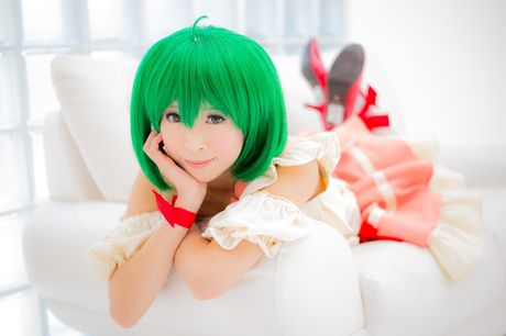 Sexet asiatisk teenager Yuki Mashiro viser sine små bryster og poserer i strømpebukser