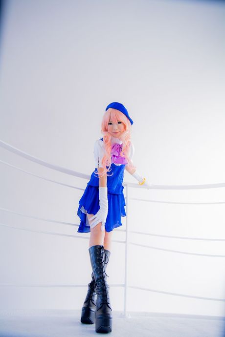 アジアの表紙モデル、真城ゆきが納屋でモデルをしながら帽子と手袋を身に着けている