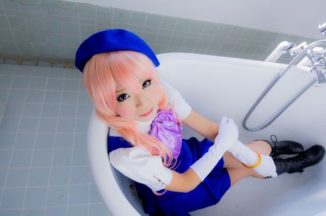 アジアの表紙モデル、真城ゆきが納屋でモデルをしながら帽子と手袋を身に着けている