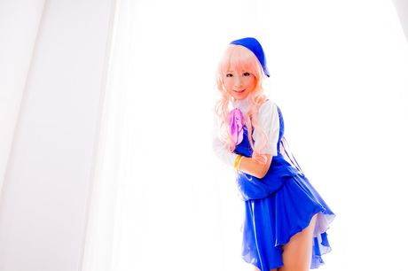 アジアの表紙モデル、真城ゆきが納屋でモデルをしながら帽子と手袋を身に着けている