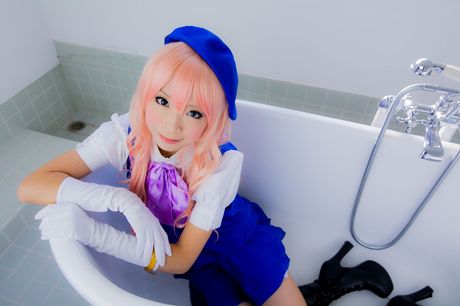 亞洲封面女郎 Yuki Mashiro 在穀倉裡做模特兒時戴著帽子和手套