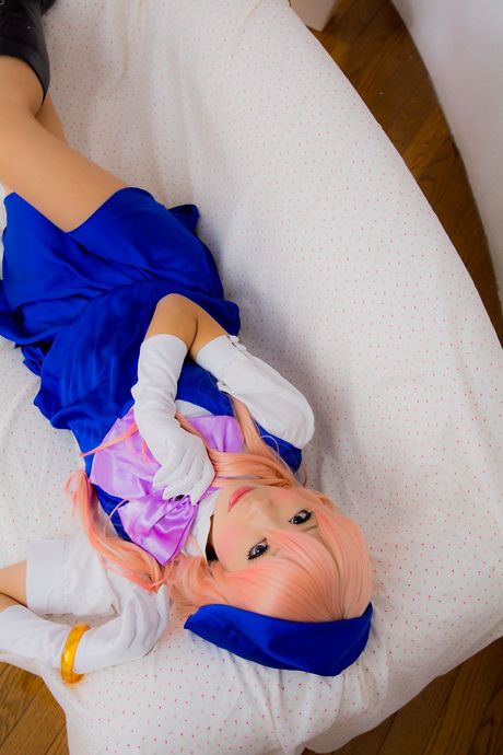 Den asiatiske covergirl Yuki Mashiro bærer en hat og handsker, mens hun er model i en lade