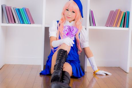 アジアの表紙モデル、真城ゆきが納屋でモデルをしながら帽子と手袋を身に着けている