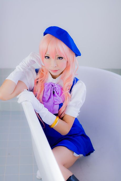 アジアの表紙モデル、真城ゆきが納屋でモデルをしながら帽子と手袋を身に着けている