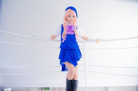 アジアの表紙モデル、真城ゆきが納屋でモデルをしながら帽子と手袋を身に着けている