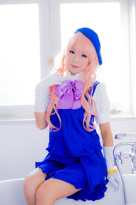 アジアの表紙モデル、真城ゆきが納屋でモデルをしながら帽子と手袋を身に着けている