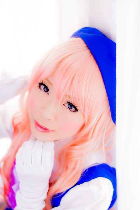 アジアの表紙モデル、真城ゆきが納屋でモデルをしながら帽子と手袋を身に着けている