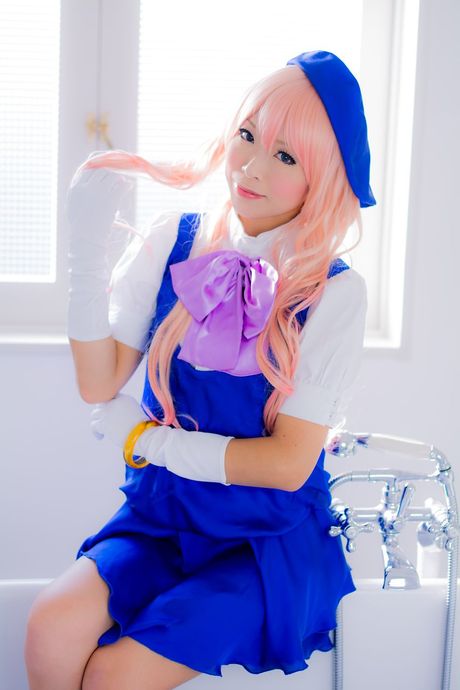 アジアの表紙モデル、真城ゆきが納屋でモデルをしながら帽子と手袋を身に着けている