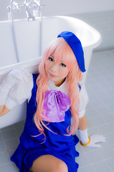 アジアの表紙モデル、真城ゆきが納屋でモデルをしながら帽子と手袋を身に着けている