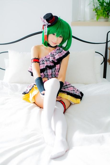 Asiatisk skønhed Yuki Mashiro bærer en hat og handsker, mens hun klæder sig ud