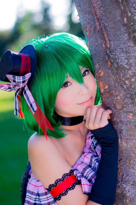 Grønt hår og en ternet nederdel er det eneste, Yuki har.