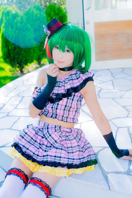 Grønt hår og en ternet nederdel er det eneste, Yuki har.