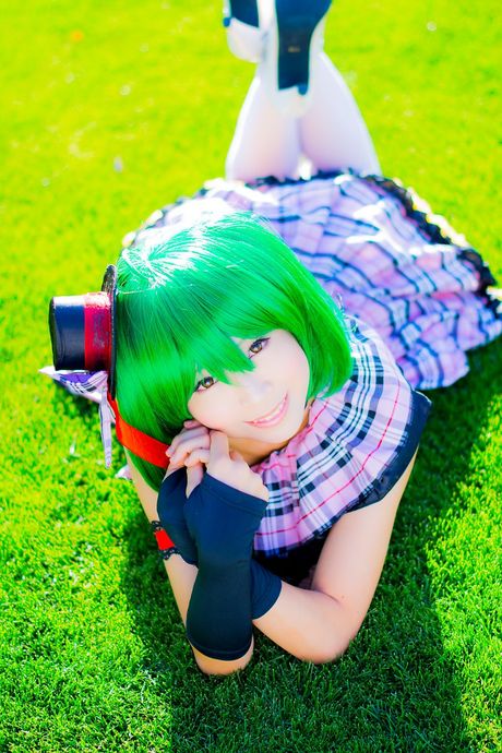 Grønt hår og en ternet nederdel er det eneste, Yuki har.