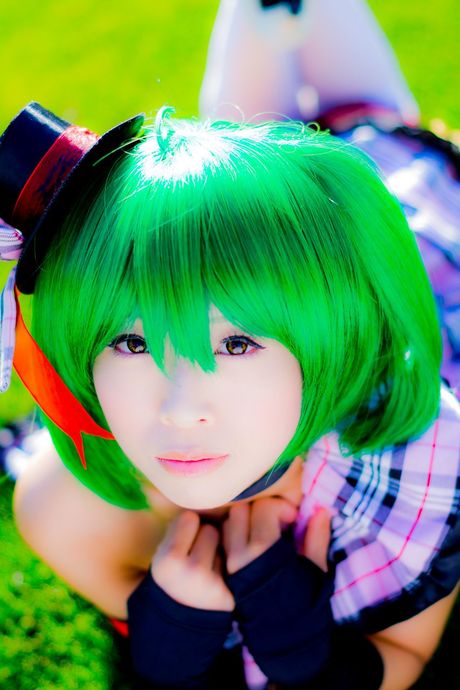 Grønt hår og en ternet nederdel er det eneste, Yuki har.