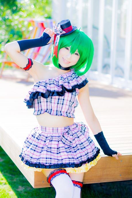 Grønt hår og en ternet nederdel er det eneste, Yuki har.