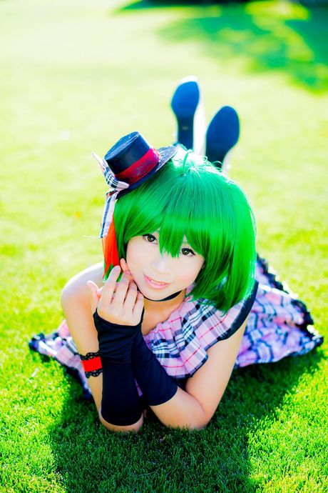 Grønt hår og en ternet nederdel er det eneste, Yuki har.