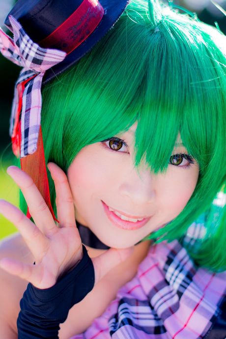 Grønt hår og en ternet nederdel er det eneste, Yuki har.