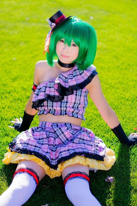 Grønt hår og en ternet nederdel er det eneste, Yuki har.