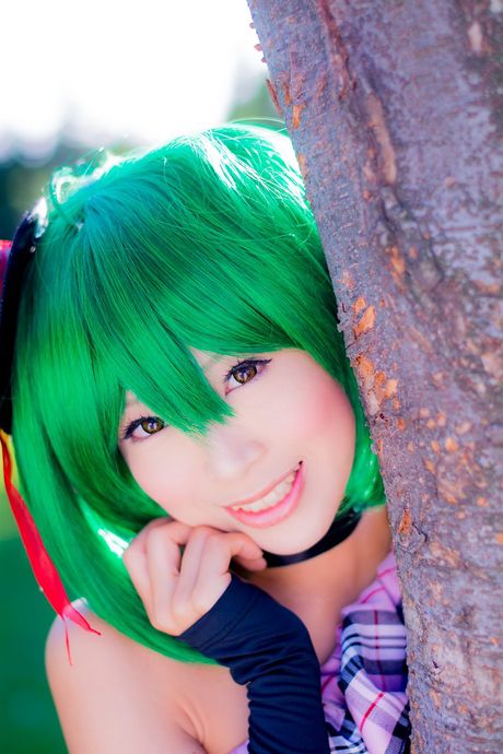 Grønt hår og en ternet nederdel er det eneste, Yuki har.