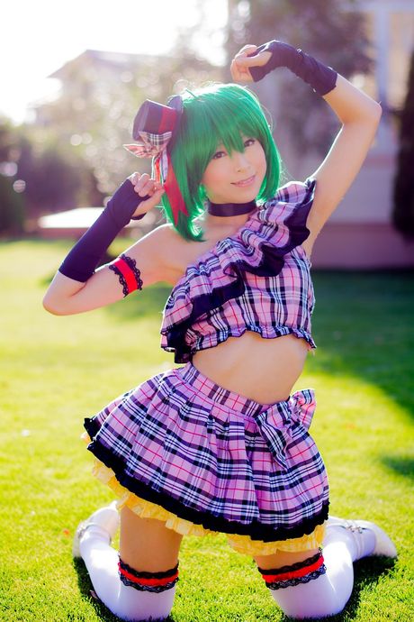 Grønt hår og en ternet nederdel er det eneste, Yuki har.