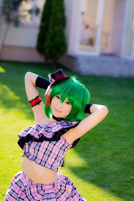 Grønt hår og en ternet nederdel er det eneste, Yuki har.