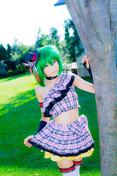 Grønt hår og en ternet nederdel er det eneste, Yuki har.