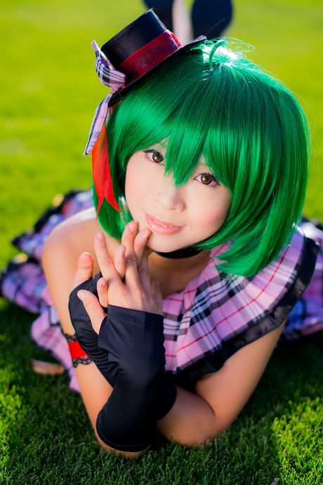 Grønt hår og en ternet nederdel er det eneste, Yuki har.