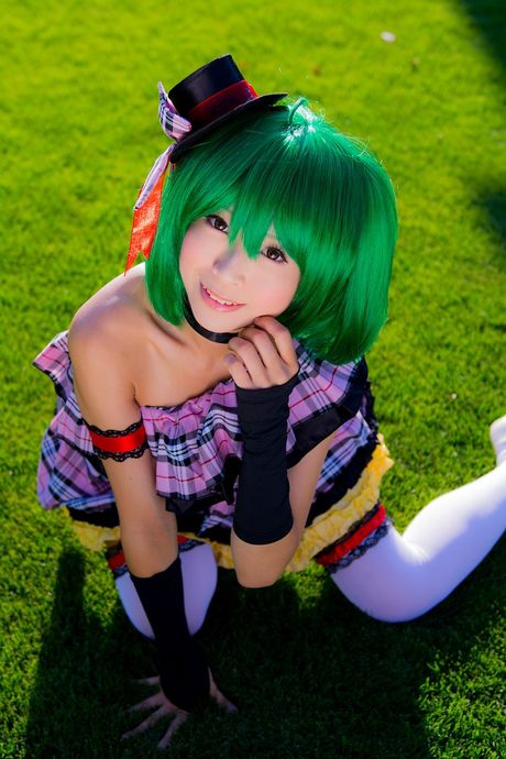 Grønt hår og en ternet nederdel er det eneste, Yuki har.