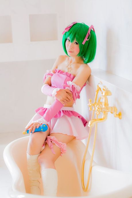 Grønhårede Yuki Mashiro poserer i sit sexede outfit