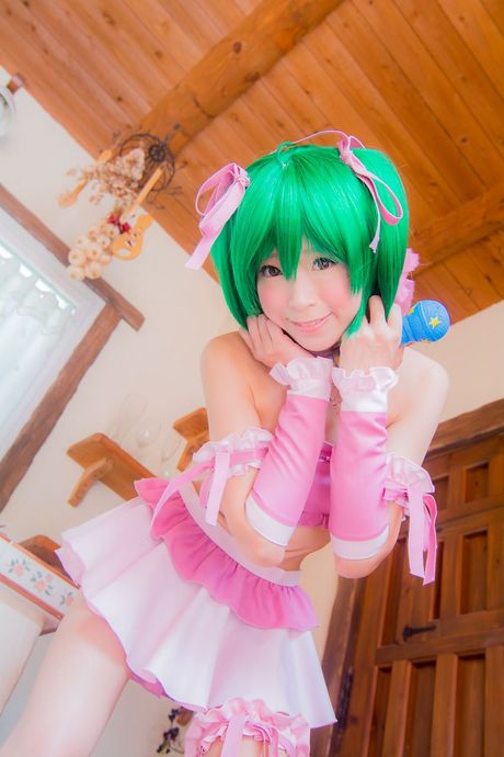 Sød japansk teenager Yuki Mashiro viser sine små, små bryster og sin barberede fisse i en solo