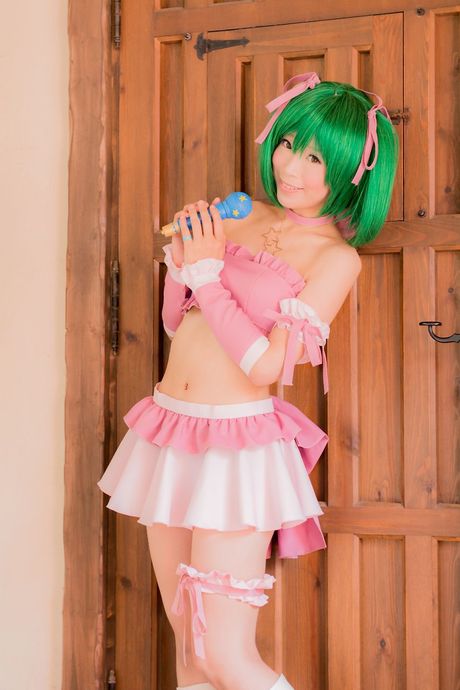 かわいい日本のティーン、真白ゆきが小柄なおっぱいとパイパンまんこをソロで披露