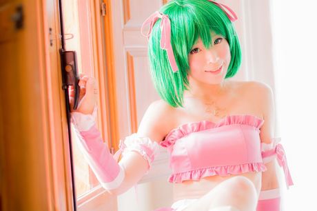 Sød japansk teenager Yuki Mashiro viser sine små, små bryster og sin barberede fisse i en solo