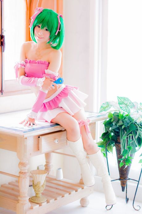 Sød japansk teenager Yuki Mashiro viser sine små, små bryster og sin barberede fisse i en solo