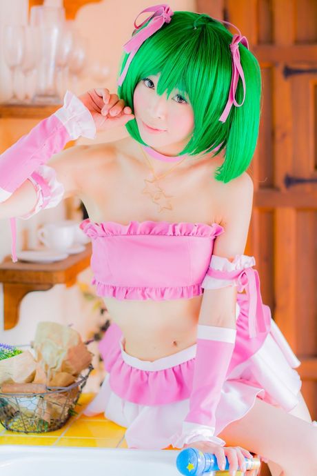 Sød japansk teenager Yuki Mashiro viser sine små, små bryster og sin barberede fisse i en solo