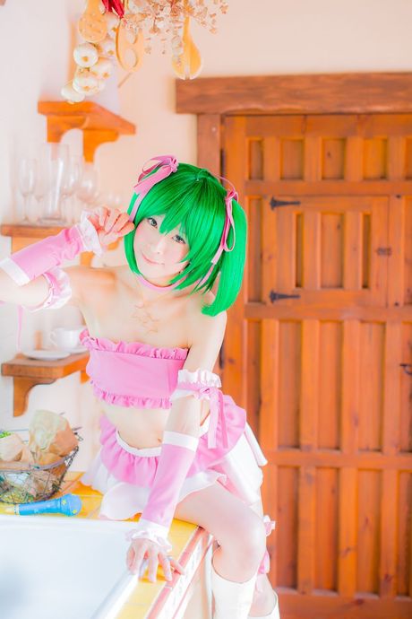 Sød japansk teenager Yuki Mashiro viser sine små, små bryster og sin barberede fisse i en solo