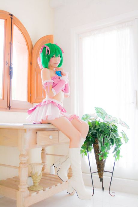 Sød japansk teenager Yuki Mashiro viser sine små, små bryster og sin barberede fisse i en solo