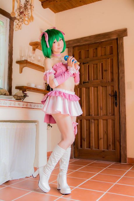 Sød japansk teenager Yuki Mashiro viser sine små, små bryster og sin barberede fisse i en solo