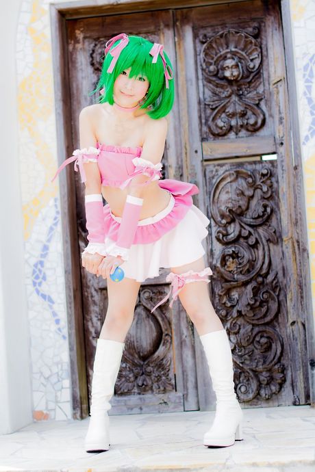 Asiatisk pige Yuki Mashiro viser sine naturlige små bryster frem og poserer solo