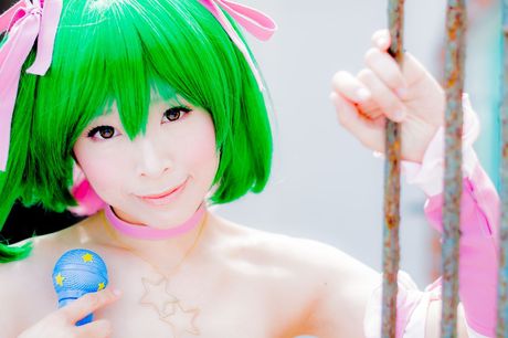 Asiatisk pige Yuki Mashiro viser sine naturlige små bryster frem og poserer solo