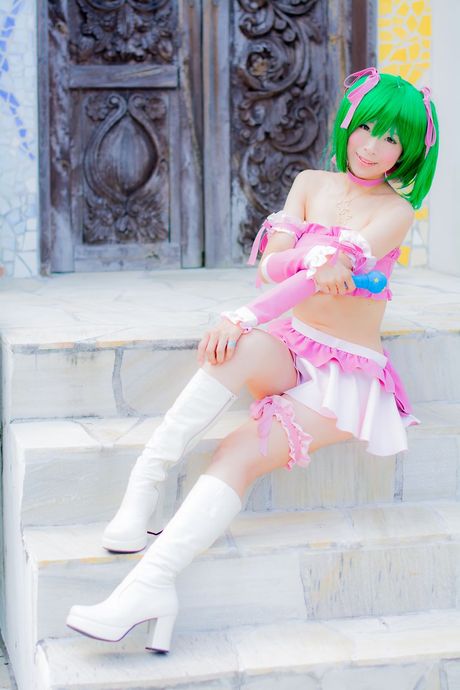 アジアの女の子、真白ゆきが自然な小さなおっぱいを披露し、ソロでポーズをとる