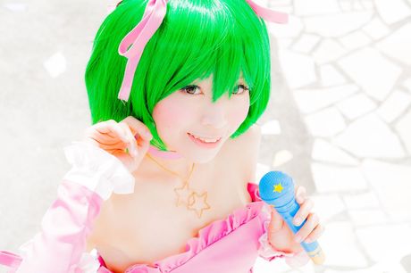 Asiatisk pige Yuki Mashiro viser sine naturlige små bryster frem og poserer solo