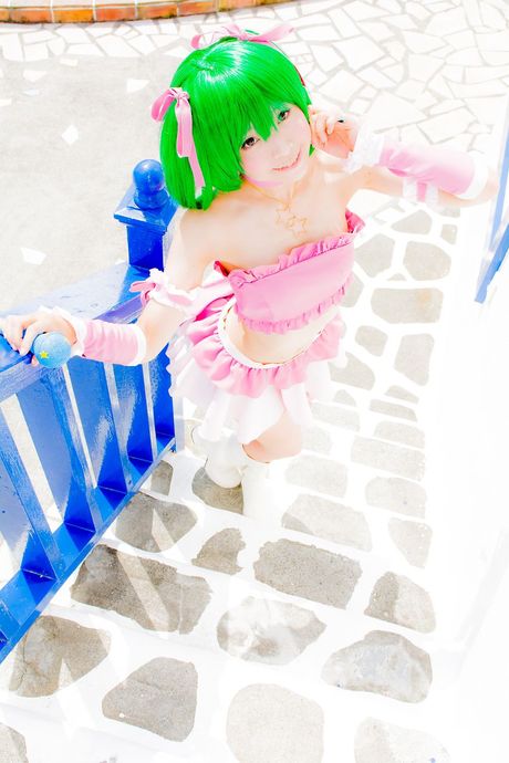 Asiatisk pige Yuki Mashiro viser sine naturlige små bryster frem og poserer solo