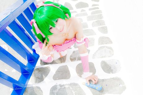 Asiatisk pige Yuki Mashiro viser sine naturlige små bryster frem og poserer solo