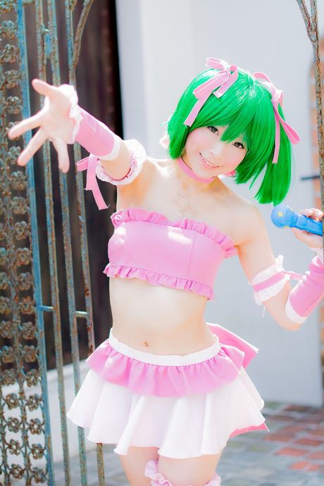 Asiatisk pige Yuki Mashiro viser sine naturlige små bryster frem og poserer solo